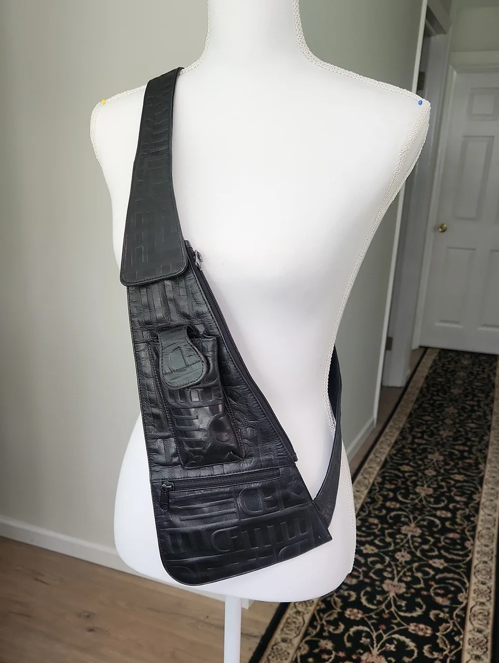 Vintage Due Fratelli Embossed Leather Sling Bag Black Crossbody Chest Pack Y2K